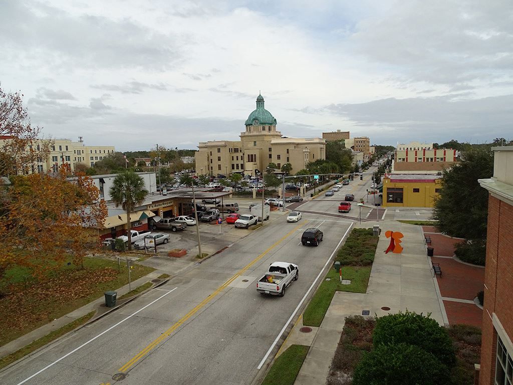 DeLand Downtown photo with cars and buildings